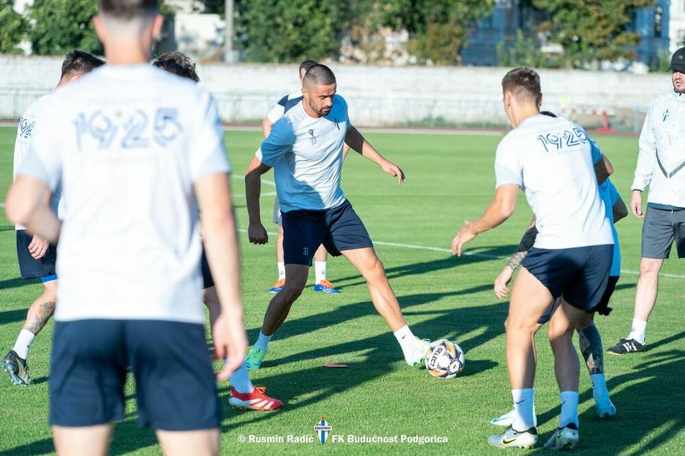 <p>Fudbaleri Budućnosti odradili su večeras u Kišinjevu trening pred sjutrašnju (19) revanš utakmicu protiv Milsamija u Orheju, u drugom kolu kvalifikacija za Ligu konferencije</p>