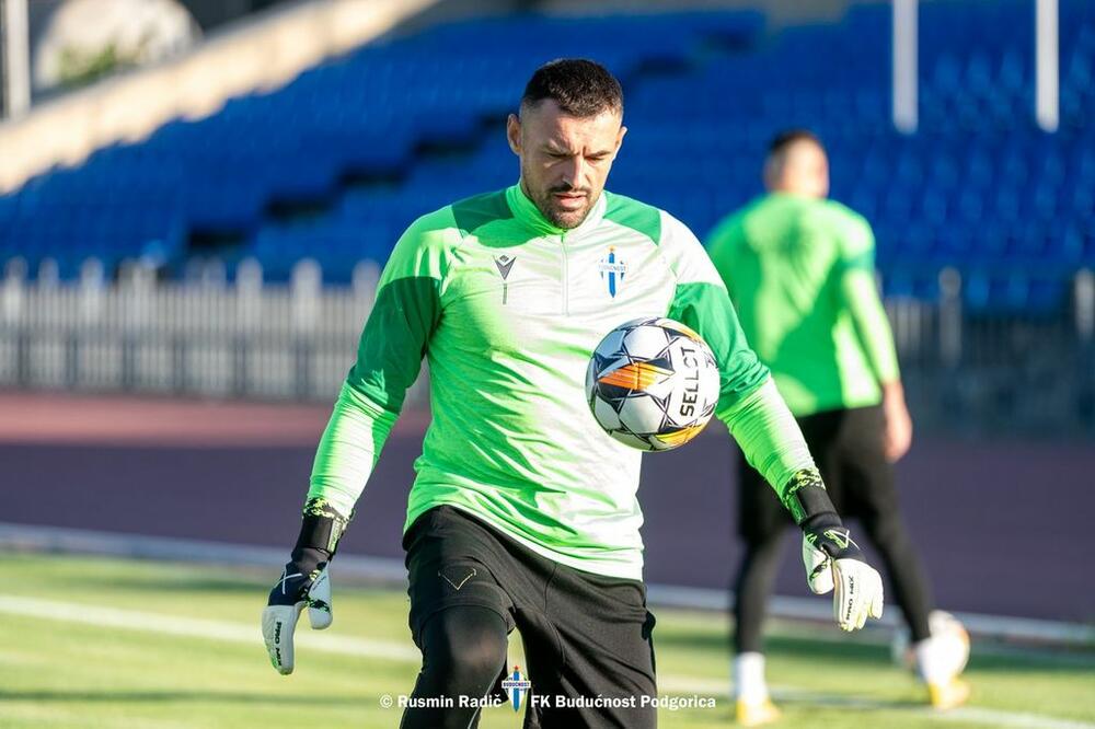 <p>Fudbaleri Budućnosti odradili su večeras u Kišinjevu trening pred sjutrašnju (19) revanš utakmicu protiv Milsamija u Orheju, u drugom kolu kvalifikacija za Ligu konferencije</p>