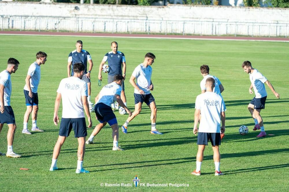 <p>Fudbaleri Budućnosti odradili su večeras u Kišinjevu trening pred sjutrašnju (19) revanš utakmicu protiv Milsamija u Orheju, u drugom kolu kvalifikacija za Ligu konferencije</p>