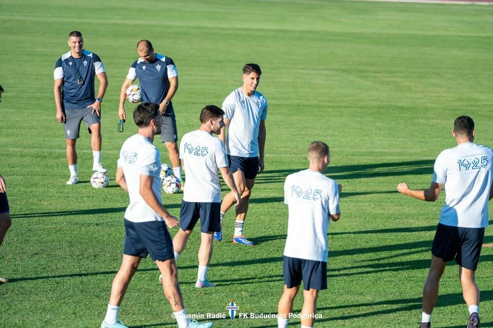 <p>Fudbaleri Budućnosti odradili su večeras u Kišinjevu trening pred sjutrašnju (19) revanš utakmicu protiv Milsamija u Orheju, u drugom kolu kvalifikacija za Ligu konferencije</p>