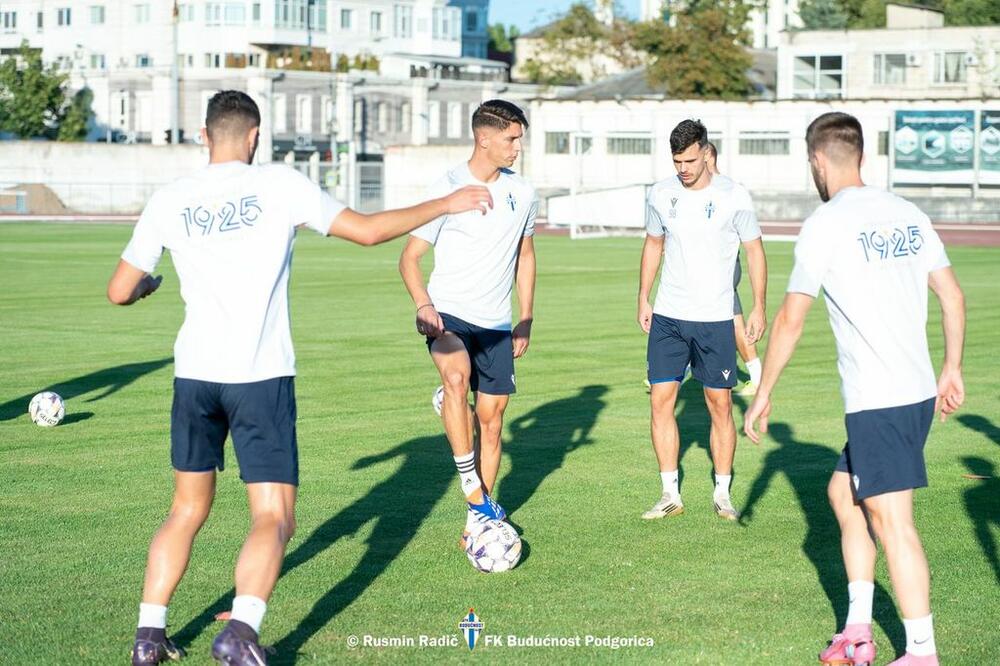 <p>Fudbaleri Budućnosti odradili su večeras u Kišinjevu trening pred sjutrašnju (19) revanš utakmicu protiv Milsamija u Orheju, u drugom kolu kvalifikacija za Ligu konferencije</p>