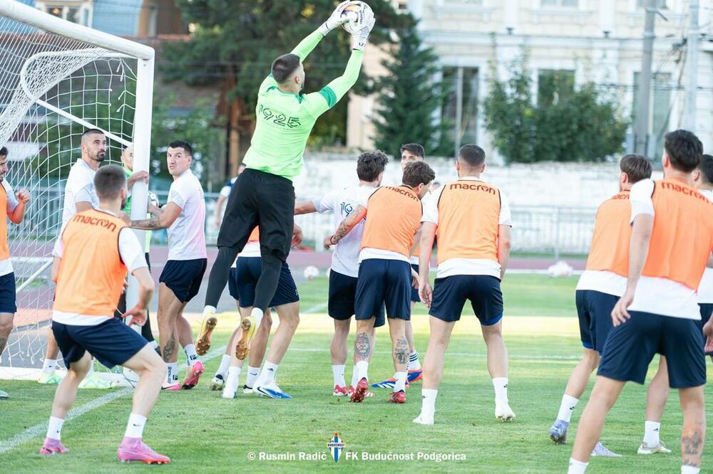 <p>Fudbaleri Budućnosti odradili su večeras u Kišinjevu trening pred sjutrašnju (19) revanš utakmicu protiv Milsamija u Orheju, u drugom kolu kvalifikacija za Ligu konferencije</p>