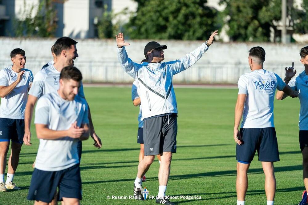 <p>Fudbaleri Budućnosti odradili su večeras u Kišinjevu trening pred sjutrašnju (19) revanš utakmicu protiv Milsamija u Orheju, u drugom kolu kvalifikacija za Ligu konferencije</p>