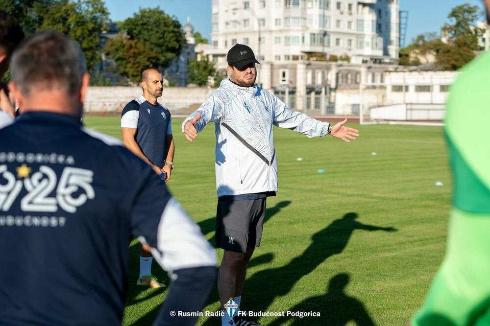 <p>Fudbaleri Budućnosti odradili su večeras u Kišinjevu trening pred sjutrašnju (19) revanš utakmicu protiv Milsamija u Orheju, u drugom kolu kvalifikacija za Ligu konferencije</p>