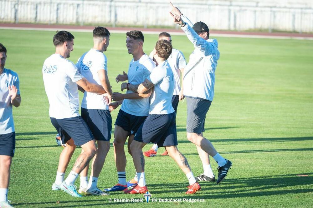 <p>Fudbaleri Budućnosti odradili su večeras u Kišinjevu trening pred sjutrašnju (19) revanš utakmicu protiv Milsamija u Orheju, u drugom kolu kvalifikacija za Ligu konferencije</p>