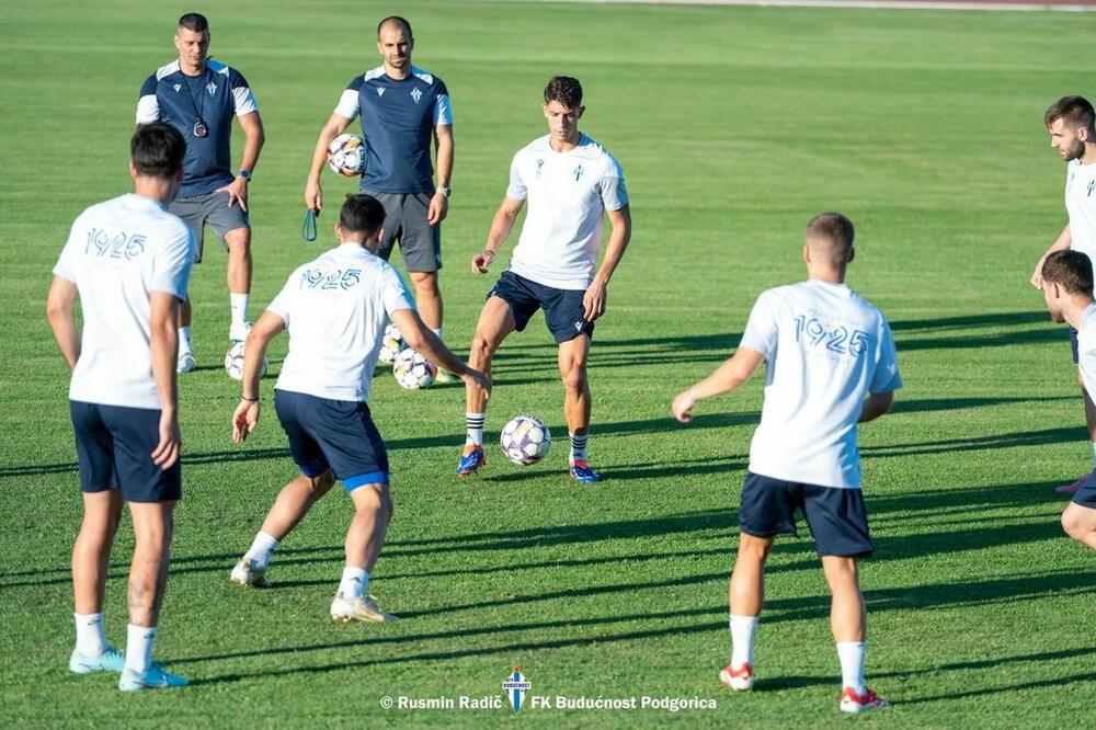 <p>Fudbaleri Budućnosti odradili su večeras u Kišinjevu trening pred sjutrašnju (19) revanš utakmicu protiv Milsamija u Orheju, u drugom kolu kvalifikacija za Ligu konferencije</p>
