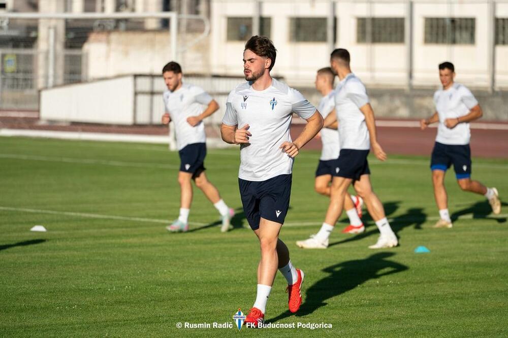 <p>Fudbaleri Budućnosti odradili su večeras u Kišinjevu trening pred sjutrašnju (19) revanš utakmicu protiv Milsamija u Orheju, u drugom kolu kvalifikacija za Ligu konferencije</p>
