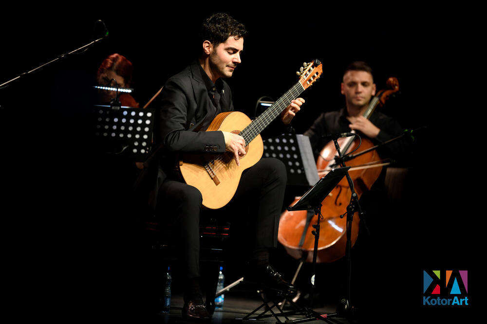 <p>U spektakularnom ambijentu Doma Vojske Porto Montenegra, Miloš Karadaglić i svjetski renomirana trubačica Alison Balsom priredili koncert koji je spojio virtouznost, emociju i internacionalni duh festivala KotorArt i Tivat Music Festivala</p>