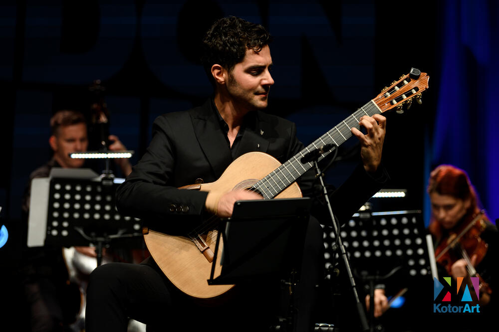 <p>U spektakularnom ambijentu Doma Vojske Porto Montenegra, Miloš Karadaglić i svjetski renomirana trubačica Alison Balsom priredili koncert koji je spojio virtouznost, emociju i internacionalni duh festivala KotorArt i Tivat Music Festivala</p>