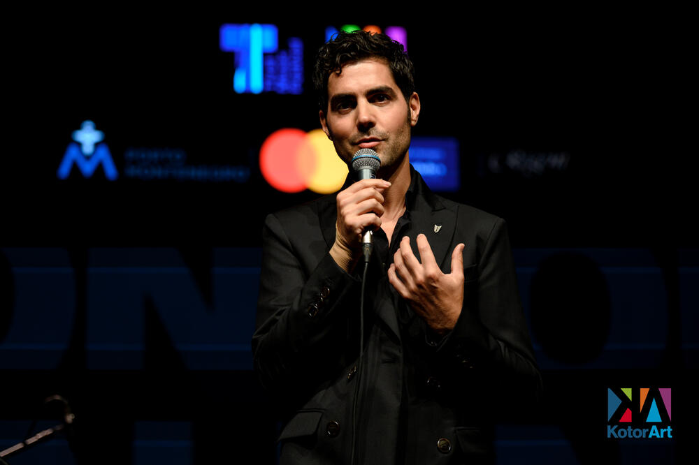 <p>U spektakularnom ambijentu Doma Vojske Porto Montenegra, Miloš Karadaglić i svjetski renomirana trubačica Alison Balsom priredili koncert koji je spojio virtouznost, emociju i internacionalni duh festivala KotorArt i Tivat Music Festivala</p>