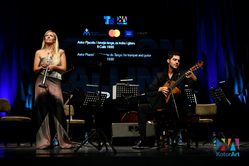 <p>U spektakularnom ambijentu Doma Vojske Porto Montenegra, Miloš Karadaglić i svjetski renomirana trubačica Alison Balsom priredili koncert koji je spojio virtouznost, emociju i internacionalni duh festivala KotorArt i Tivat Music Festivala</p>