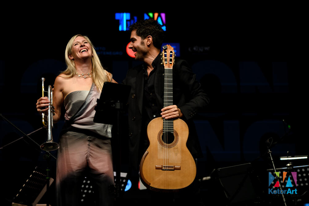 <p>U spektakularnom ambijentu Doma Vojske Porto Montenegra, Miloš Karadaglić i svjetski renomirana trubačica Alison Balsom priredili koncert koji je spojio virtouznost, emociju i internacionalni duh festivala KotorArt i Tivat Music Festivala</p>