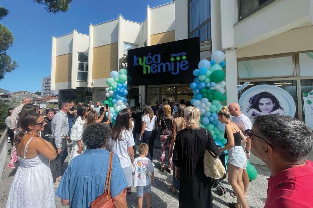 <p><a href="https://kucahemije.me/">Drogerija Kuća Hemije</a> u Herceg Novom od sada posluje u novom, moderno uređenom prostoru, na istoj adresi koju već poznajete – u ulici Mića Vavića 1.</p>