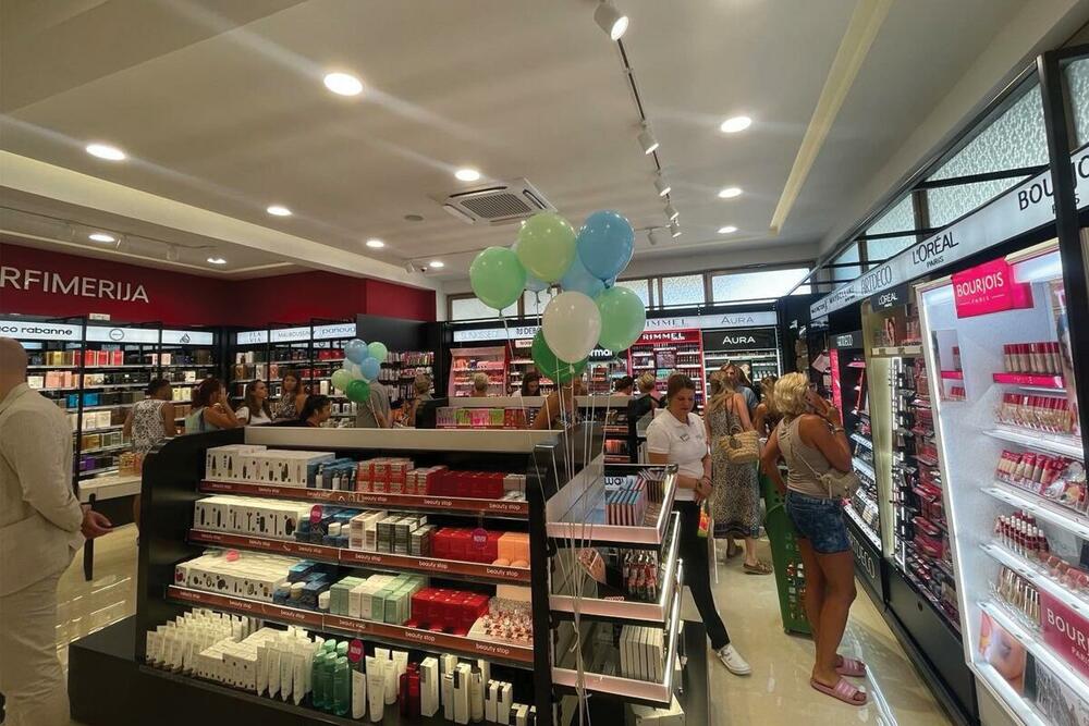 <p><a href="https://kucahemije.me/">Drogerija Kuća Hemije</a> u Herceg Novom od sada posluje u novom, moderno uređenom prostoru, na istoj adresi koju već poznajete – u ulici Mića Vavića 1.</p>