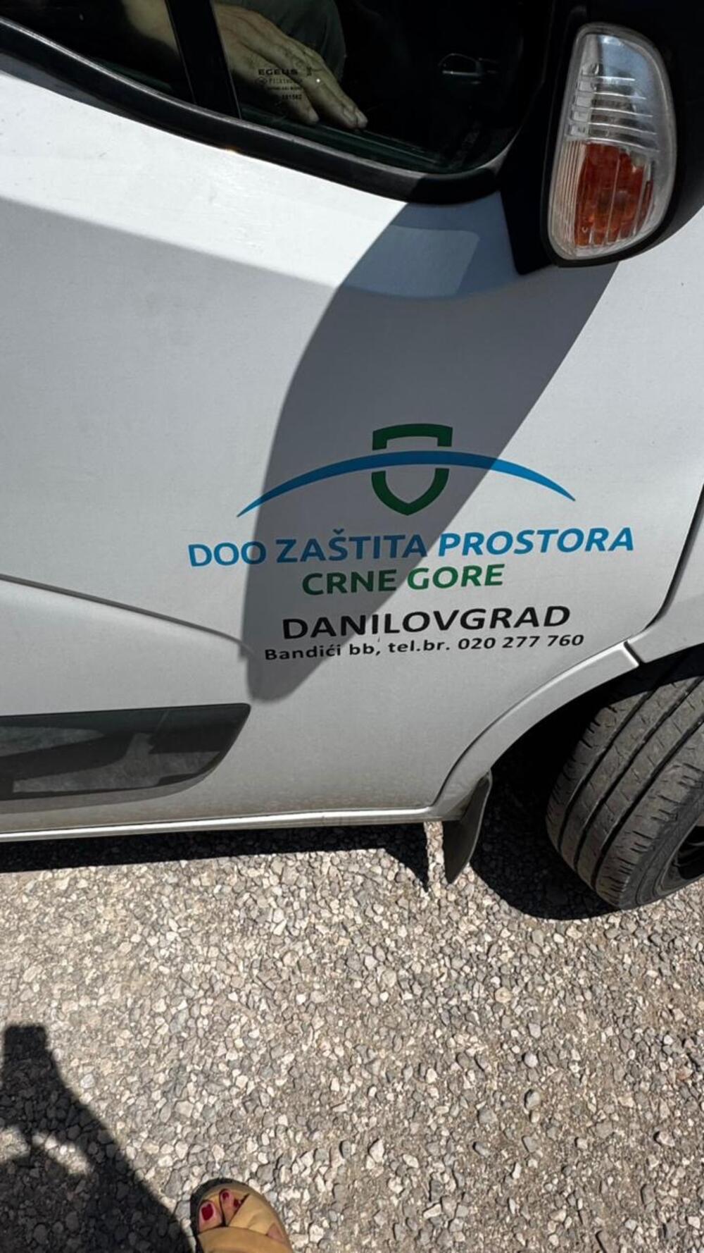 <p>Kristina Marović kazala je "Vijestima" da rampa o kojoj je riječ nalazi se na putu koji je godinama bio u vlasništvu njene porodice, ali da ga je država bez adekvatne pravne osnove upisala na sebe</p>