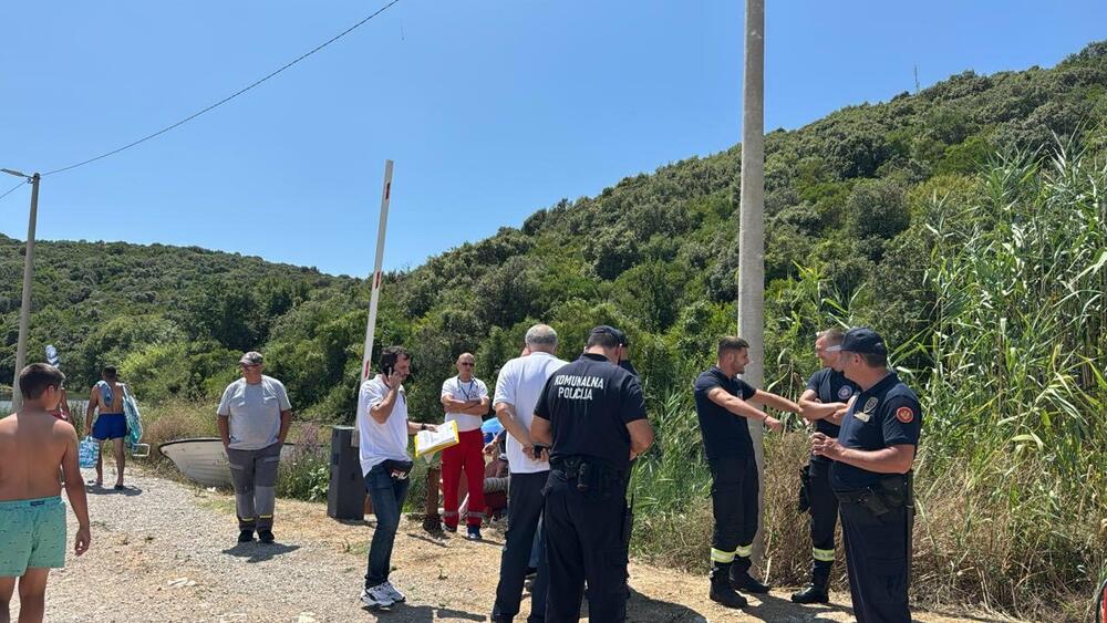 <p>Kristina Marović kazala je "Vijestima" da rampa o kojoj je riječ nalazi se na putu koji je godinama bio u vlasništvu njene porodice, ali da ga je država bez adekvatne pravne osnove upisala na sebe</p>