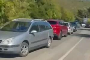 Put ka Plavim horizontima blokiran od nepropisno parkiranih vozila
