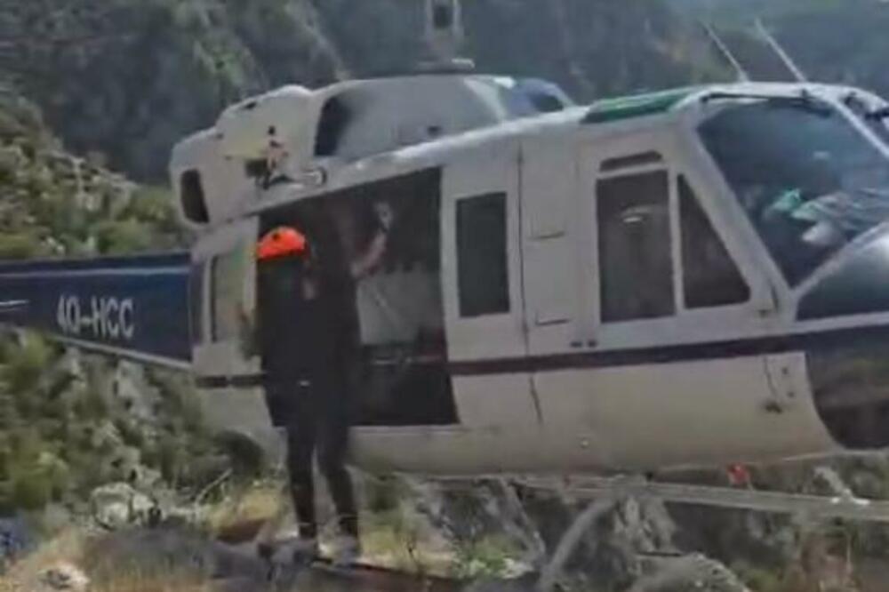 Helikopter MUP-a jutros u akciji iznad Kotora, Foto: Screenshot