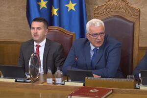 Većina povukla predloge zakona o ANB-u i unutrašnjim poslovima;...