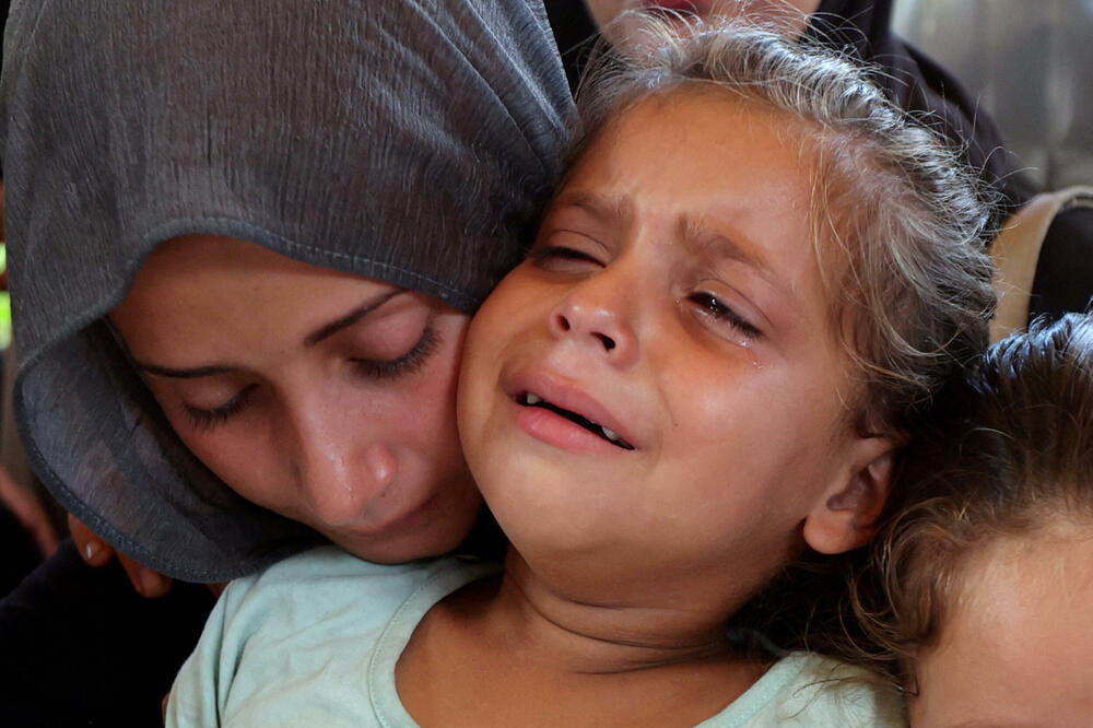 Sa sahrane Palestinaca koji su ubijeni u izraelskim napadima na jugu Gaze, Foto: Rojters