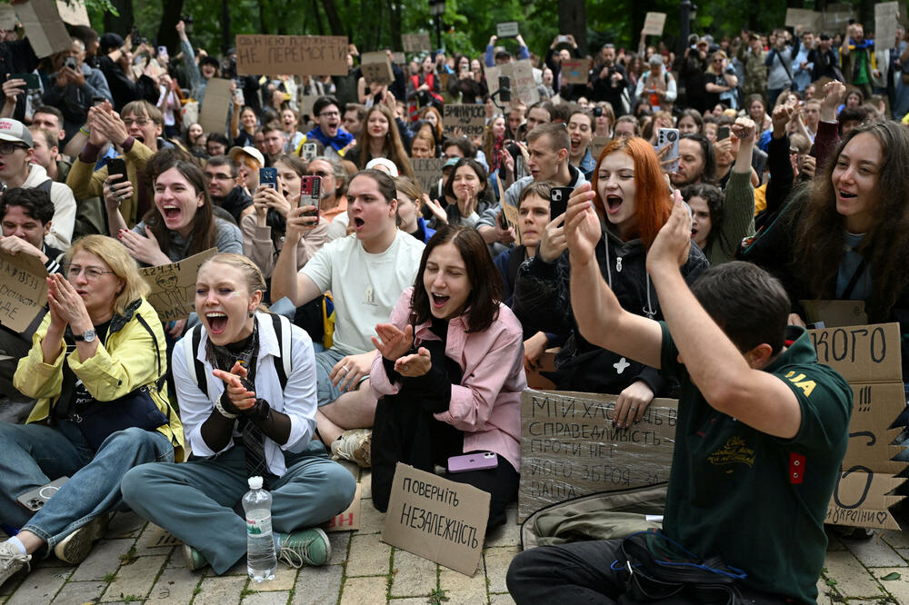 Slavlje ispred parlamenta u Kijevu nakon usvajanja novog zakona, Foto: Rojters