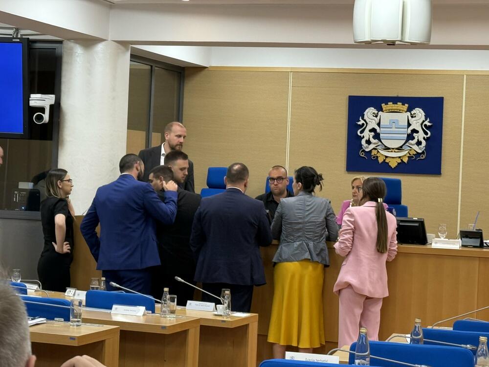 <p>Predsjednica lokalnog parlamenta Jelena Borovinić Bojović je kazala da će o nastavku glasanja svi biti naknadno obaviješteni</p>