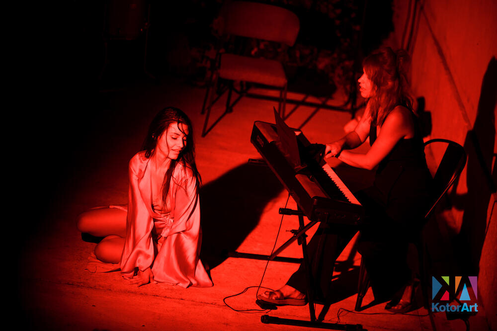 <p>Na KotorArtu sinoć izvedena predstava “Ženomrzačke priče”</p>