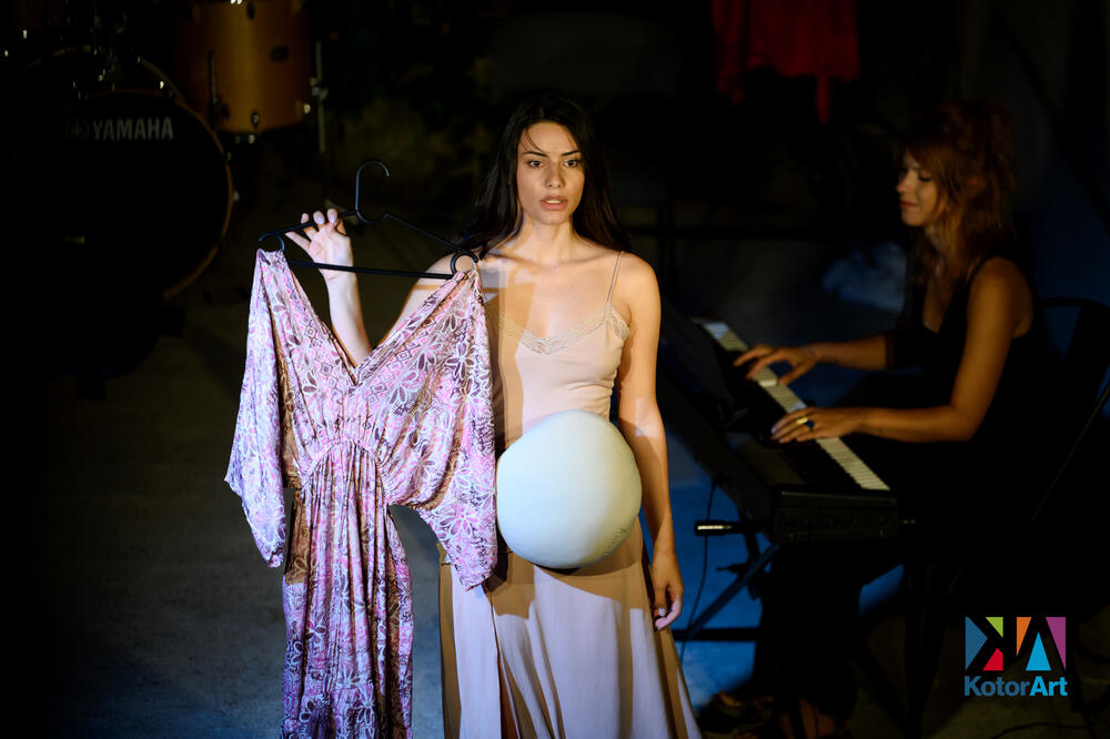 <p>Na KotorArtu sinoć izvedena predstava “Ženomrzačke priče”</p>