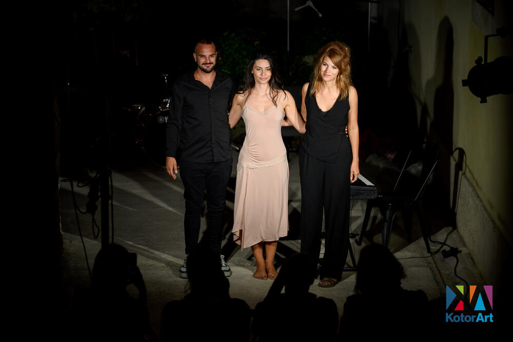 <p>Na KotorArtu sinoć izvedena predstava “Ženomrzačke priče”</p>