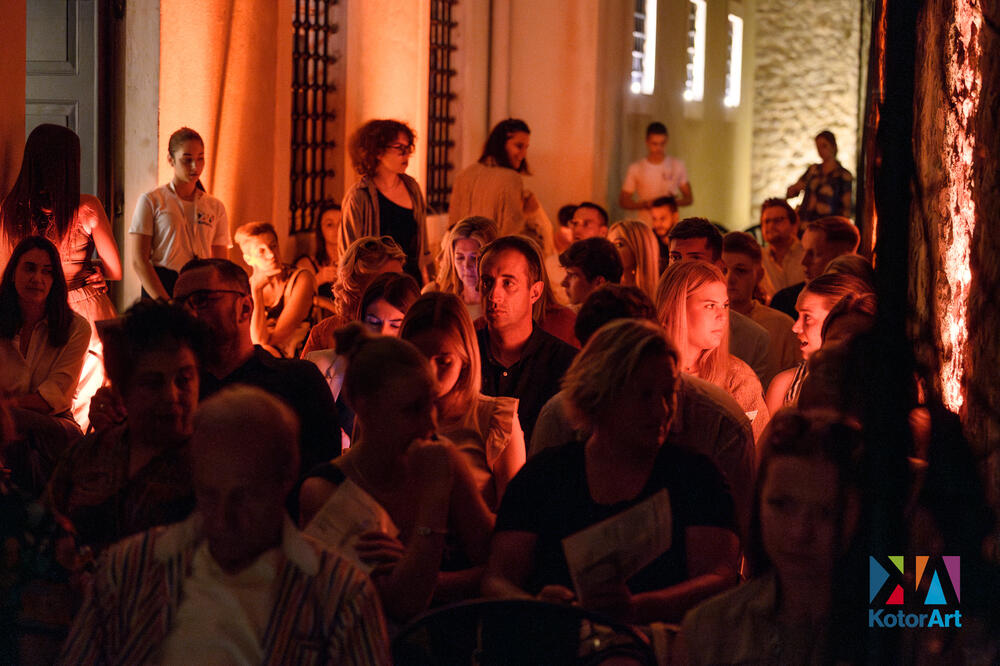 <p>Na KotorArtu sinoć izvedena predstava “Ženomrzačke priče”</p>