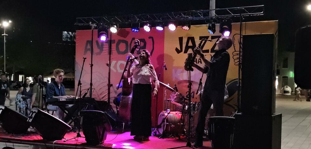 <p>Nikšićki Trg slobode pretvoren u magičnu pozornicu: Otvaranje SyNK Festa uz koncert Beti Đorđević i razgovore o muzici koja ne poznaje granice</p>