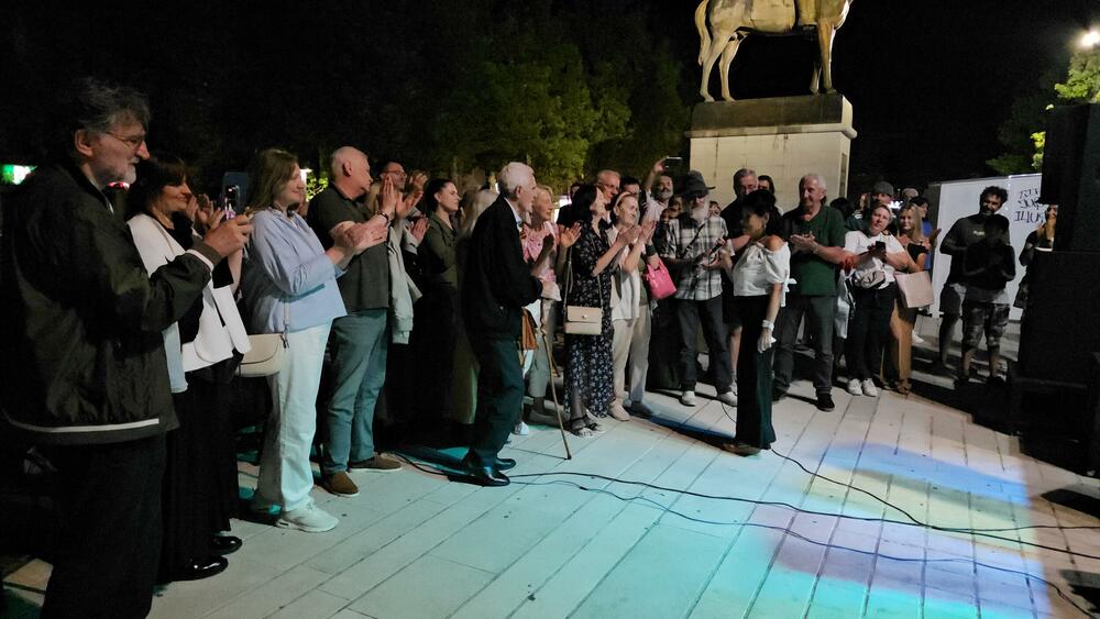 <p>Nikšićki Trg slobode pretvoren u magičnu pozornicu: Otvaranje SyNK Festa uz koncert Beti Đorđević i razgovore o muzici koja ne poznaje granice</p>