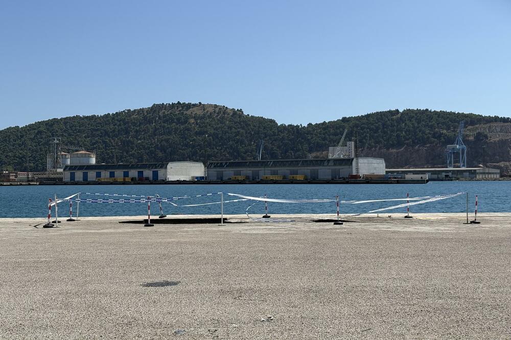 Rupe ograđene trakom, Foto: Marija Pešić