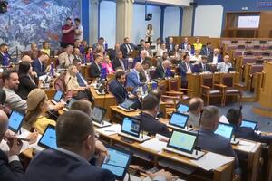 Znaju li poslanici šta usvajaju: Vlast se hvali efikasnošću,...