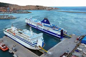 Zbog urušavanja obale u barskoj luci i zvanično prekinute feri...