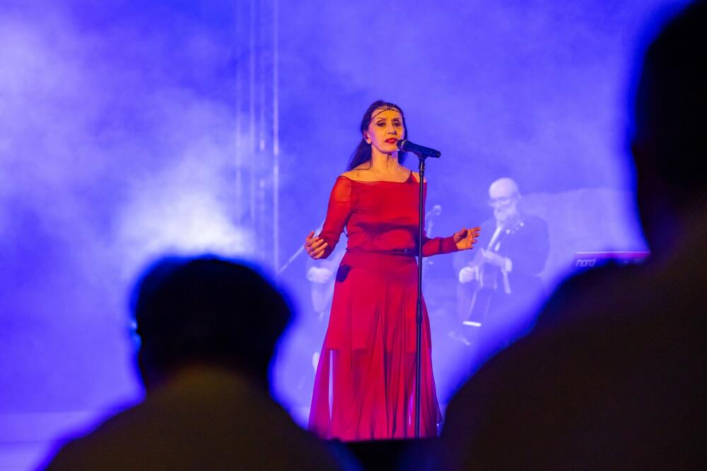 <p>Senzualnim glasom, snažnim emocijama i bezvremenskim hitovima, španska diva označila početak 19. GASF, dok festival pod sloganom „Fiesta – zvuk gitare, miris mora, ritam ljeta“ najavljuje nezaboravne večeri širom Herceg Novog</p>