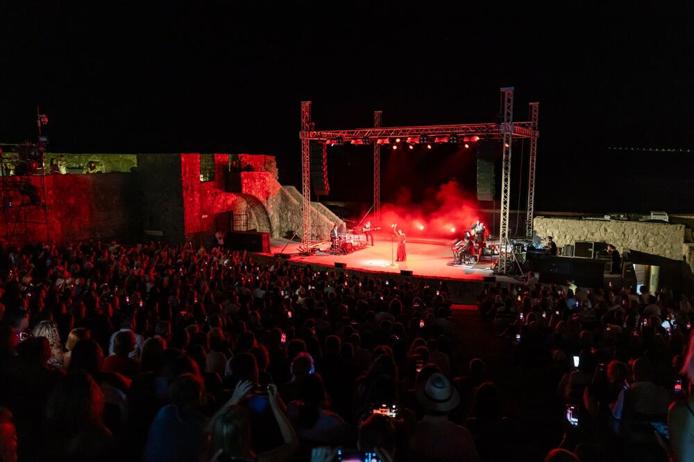 <p>Senzualnim glasom, snažnim emocijama i bezvremenskim hitovima, španska diva označila početak 19. GASF, dok festival pod sloganom „Fiesta – zvuk gitare, miris mora, ritam ljeta“ najavljuje nezaboravne večeri širom Herceg Novog</p>