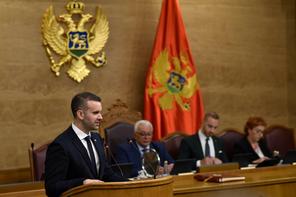 “Daroviti političar” ima podršku Mandića i Kneževića: Spajić na jednom od prethodnih premijerskih satova, Foto: Boris Pejović