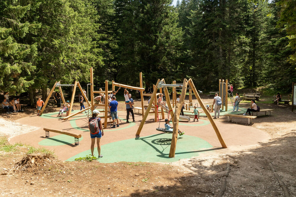 Obnovljeno dječije igralište, Foto: Nacionalni parkovi Crne Gore