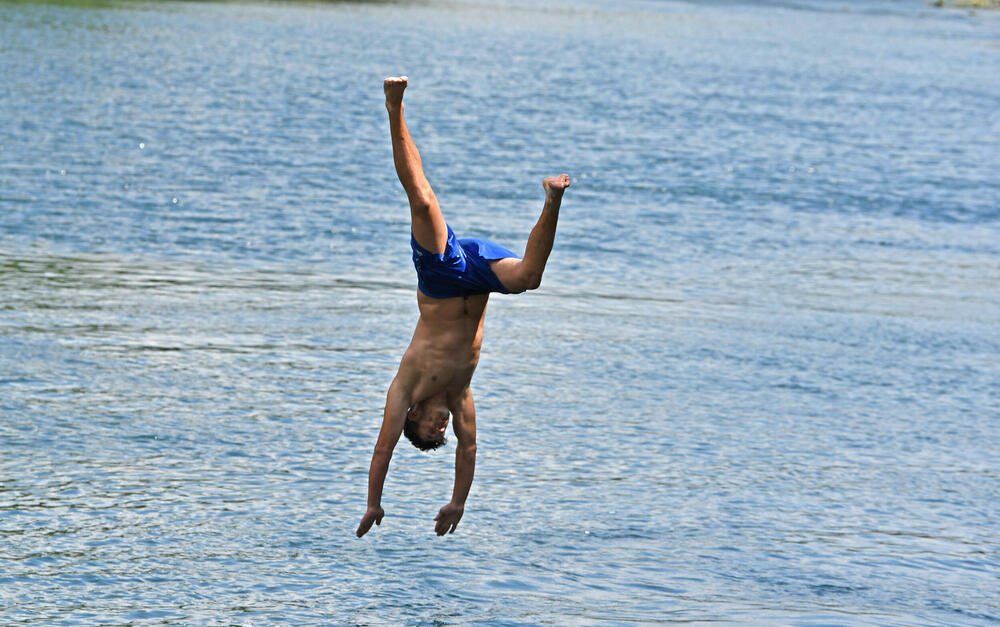 <p>Porodice koje njeguju tradiciju “bijega iz grada” u rijekama najčešće vide sjajnu priliku za piknik koji, osim šumova rijeke, upotpuni i “svađa” zrikavaca...</p>