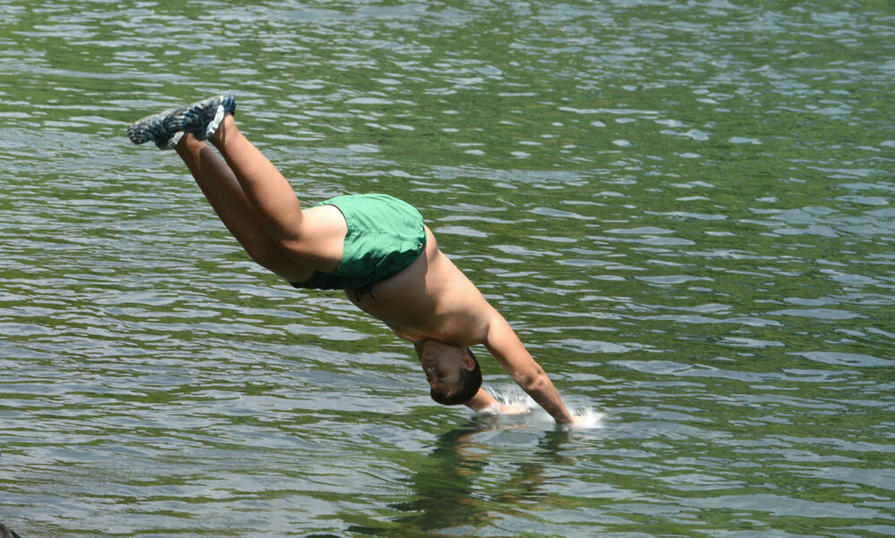 <p>Porodice koje njeguju tradiciju “bijega iz grada” u rijekama najčešće vide sjajnu priliku za piknik koji, osim šumova rijeke, upotpuni i “svađa” zrikavaca...</p>