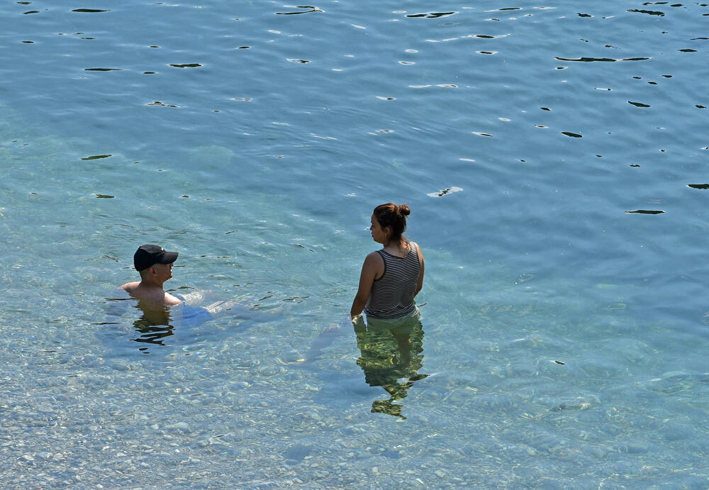 <p>Porodice koje njeguju tradiciju “bijega iz grada” u rijekama najčešće vide sjajnu priliku za piknik koji, osim šumova rijeke, upotpuni i “svađa” zrikavaca...</p>