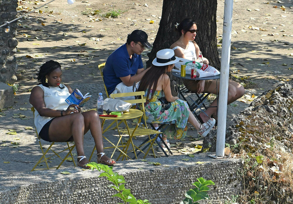 <p>Porodice koje njeguju tradiciju “bijega iz grada” u rijekama najčešće vide sjajnu priliku za piknik koji, osim šumova rijeke, upotpuni i “svađa” zrikavaca...</p>