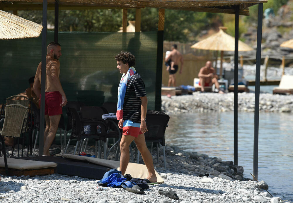 <p>Porodice koje njeguju tradiciju “bijega iz grada” u rijekama najčešće vide sjajnu priliku za piknik koji, osim šumova rijeke, upotpuni i “svađa” zrikavaca...</p>