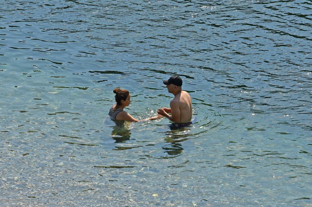 <p>Porodice koje njeguju tradiciju “bijega iz grada” u rijekama najčešće vide sjajnu priliku za piknik koji, osim šumova rijeke, upotpuni i “svađa” zrikavaca...</p>