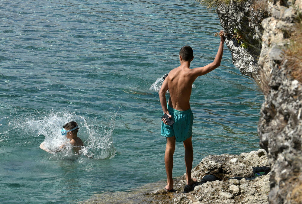 <p>Porodice koje njeguju tradiciju “bijega iz grada” u rijekama najčešće vide sjajnu priliku za piknik koji, osim šumova rijeke, upotpuni i “svađa” zrikavaca...</p>