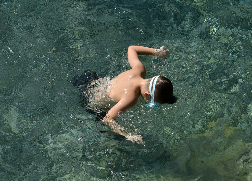 <p>Porodice koje njeguju tradiciju “bijega iz grada” u rijekama najčešće vide sjajnu priliku za piknik koji, osim šumova rijeke, upotpuni i “svađa” zrikavaca...</p>