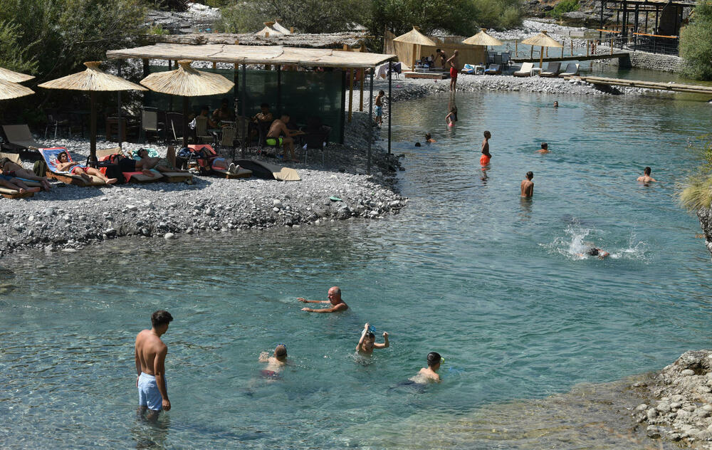 <p>Porodice koje njeguju tradiciju “bijega iz grada” u rijekama najčešće vide sjajnu priliku za piknik koji, osim šumova rijeke, upotpuni i “svađa” zrikavaca...</p>