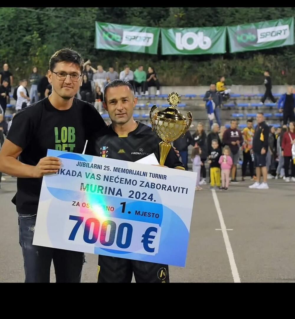 Vojo Bojović sa peharom pobjednika prošlogodišnjeg izdanja turnira na Murini 