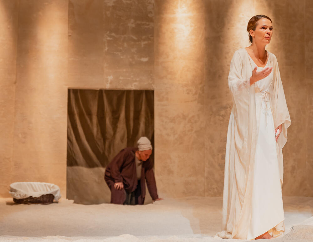 <p>Prvo igranje predstave "Hasanaginica" van Tivta, a za koju režiju, adaptaciju, izbor muzike i scenski pokret potpisuje jedan od najvećih reditelja regionalne dramske scene Jagoš Marković, po tekstu Ljubomira Simovića, upriličeno je sinoć na Barskom ljetopisu i nagrađeno stojećim ovacijama</p>